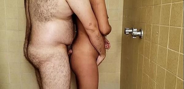  sobrina puta se mete a bañar con su tío en el hotel